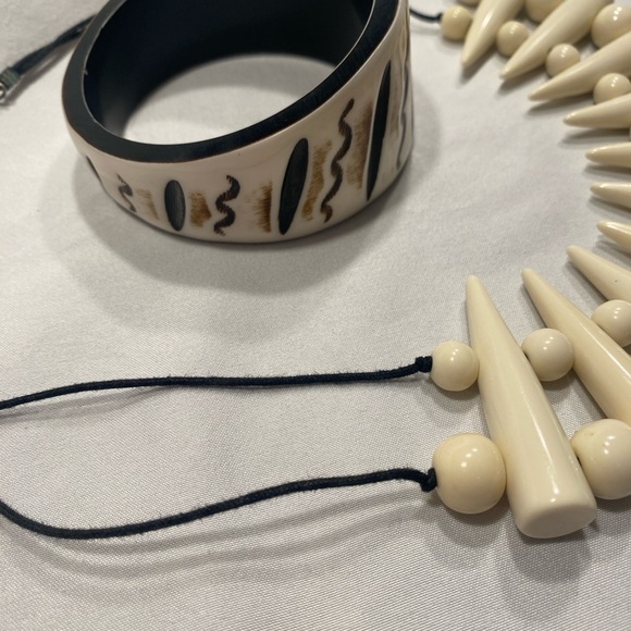 Chunky Cream Necklace and Bracelet Set - Picture 2 of 6